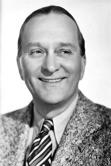 Lynne Overman as Mr. Farnum