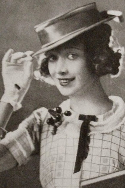 Esther Howard as Vi