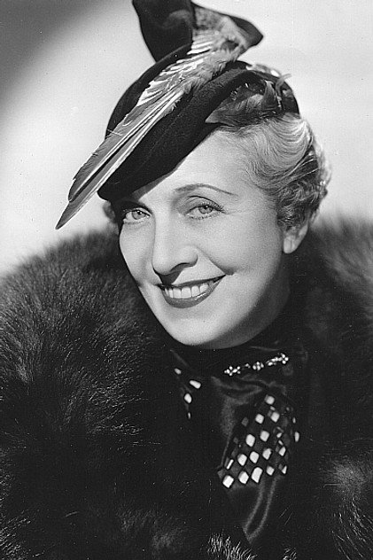 Cecil Cunningham as Aunt Patsy